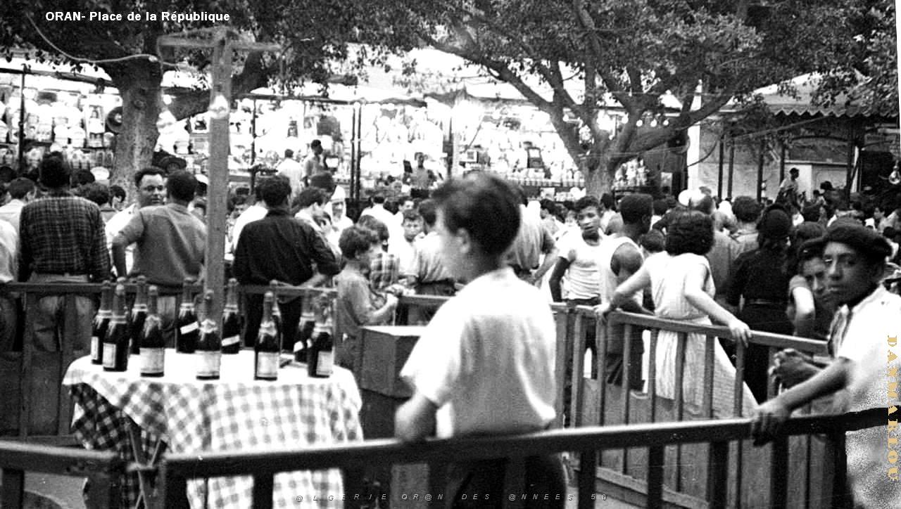 Oran - Place de la Republique - Fete.JPG